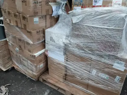 木棧板上堆疊的紙箱以透明拉伸膜包裹，為待處理貨品